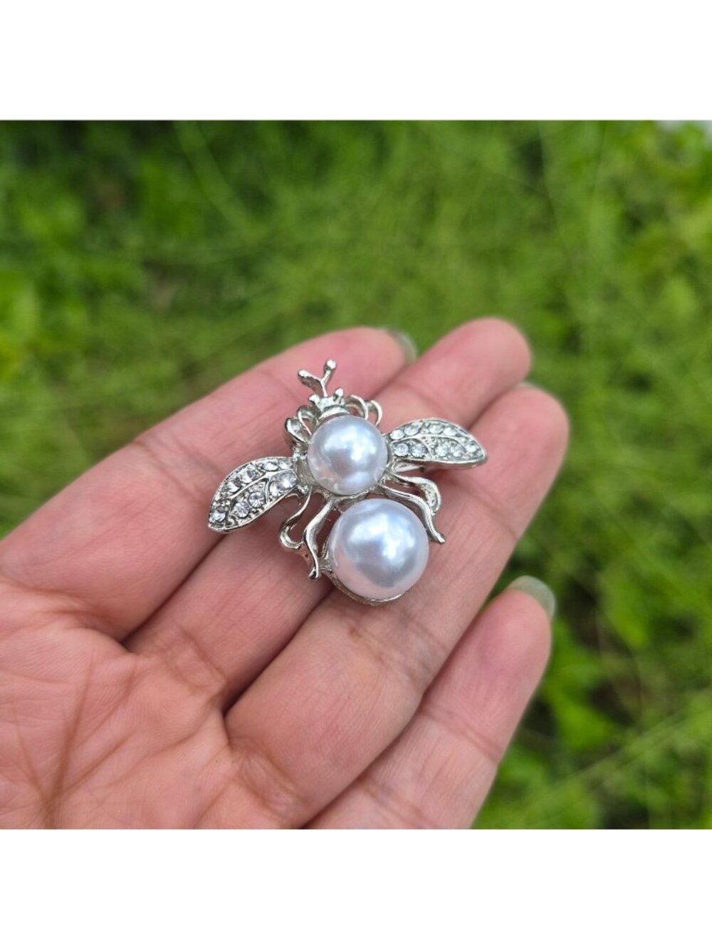 Bee-Shaped Rhinestone & Pearl Brooch - Elegant Silver-Tone Jewelry Animal Access